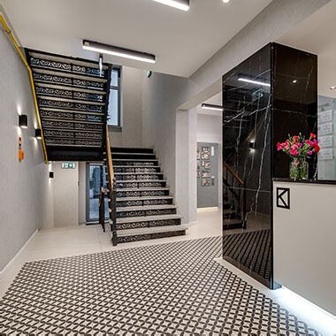 recepcja i schody w pracowni architekta wojciecha koziarskiego po remoncie