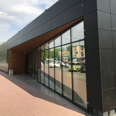 Centrum handlowe AZET, Tychy - zbliżenie na przeszklenie przed wejściem centrum handlowe azet tychy zbliżenie na przeszklenie przed wejściem