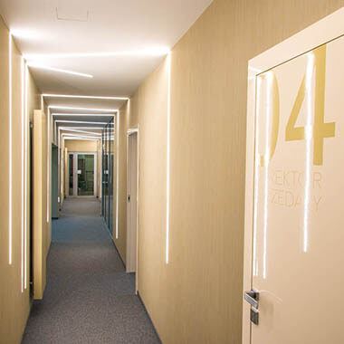 cream katowice korytarz z drzwiami dyrektora sprzedaży