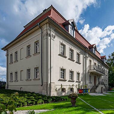 pałac myśliwski tychy zdjęcie z placu