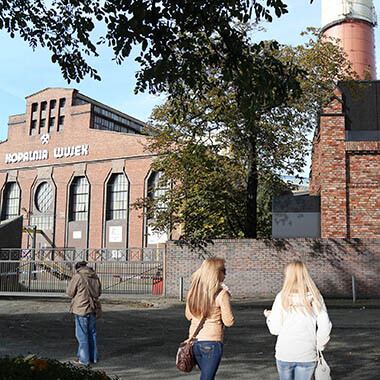 śląskie centrum wolności i solidarności katowice widok ściany bocznej zza muru